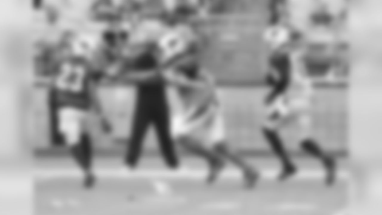 WR Larry Fitzgerald blocks for WR Jaron Brown