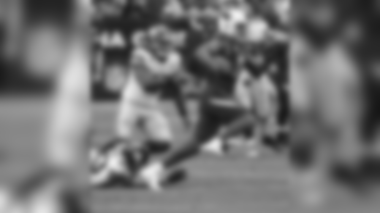 Cardinals WR Larry Fitzgerald darts across the field after the catch