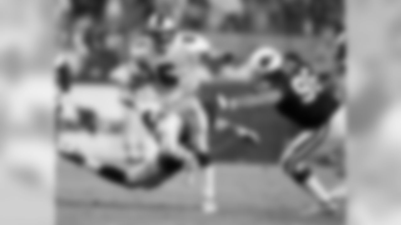 1999: 49ers QB Jeff Garcia runs as Cardinals DL Brad Ottis tries to make the tackle