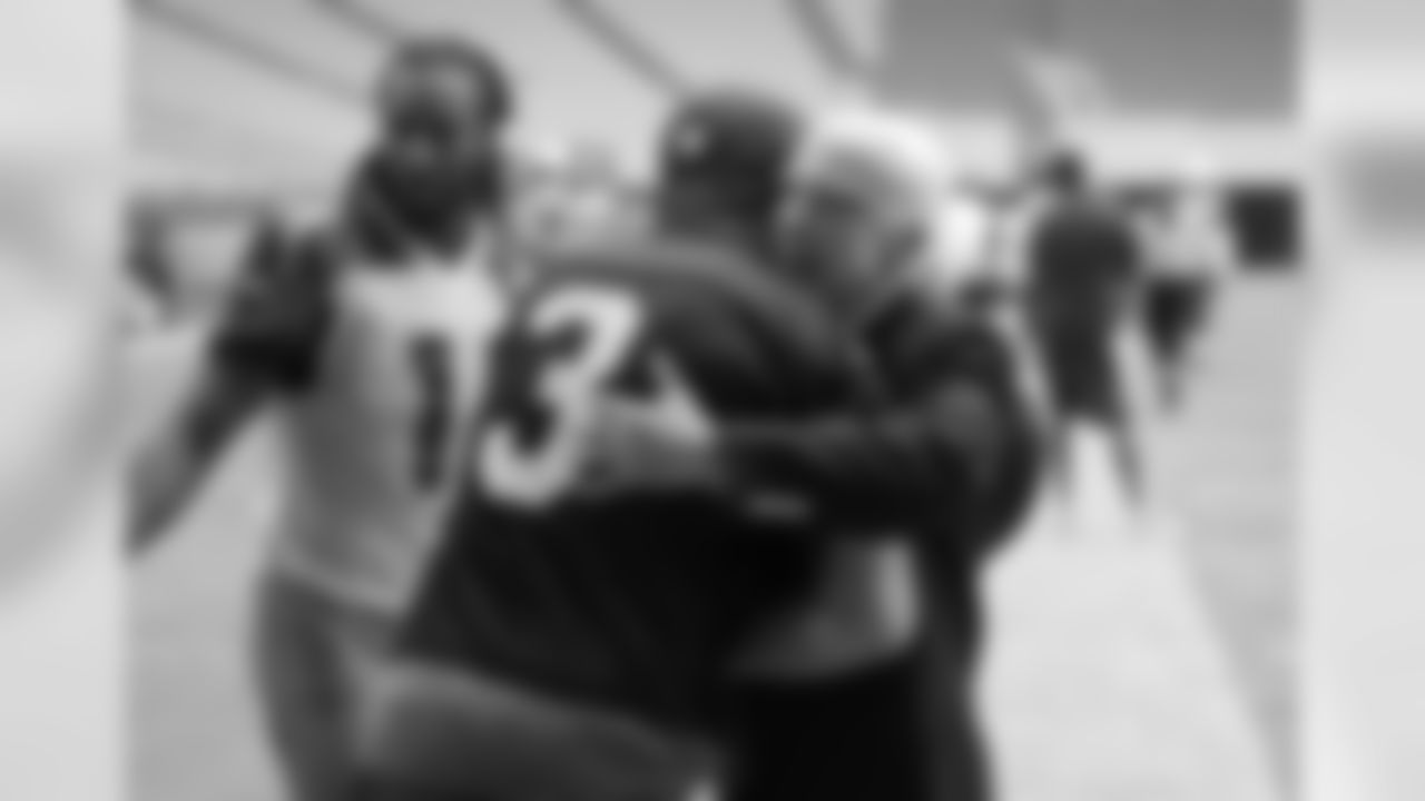 QB Carson Palmer hugs Senator John McCain