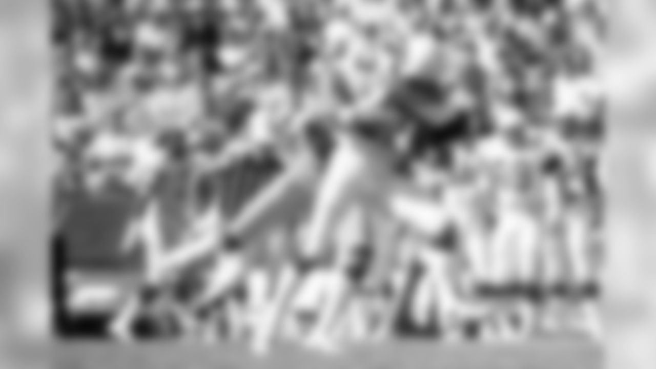 1979: Cardinals WR Pat Tilley hauls in a pass