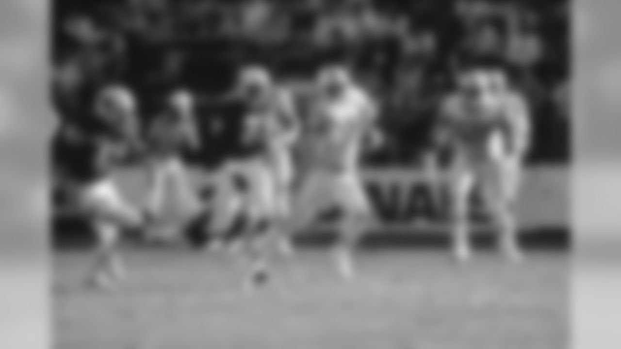 1980: Colts WR Jessie Hester looks for running room