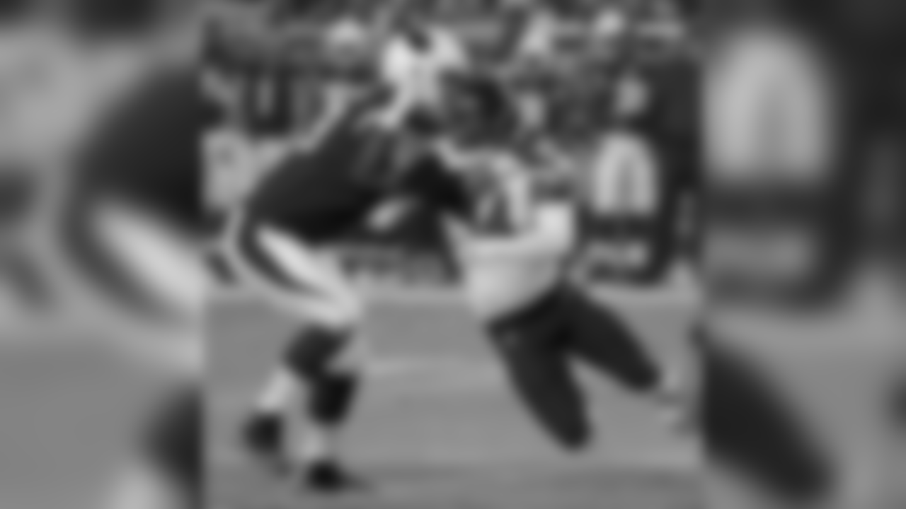 RT Jared Veldheer blocks Bears LB Leonard Floyd