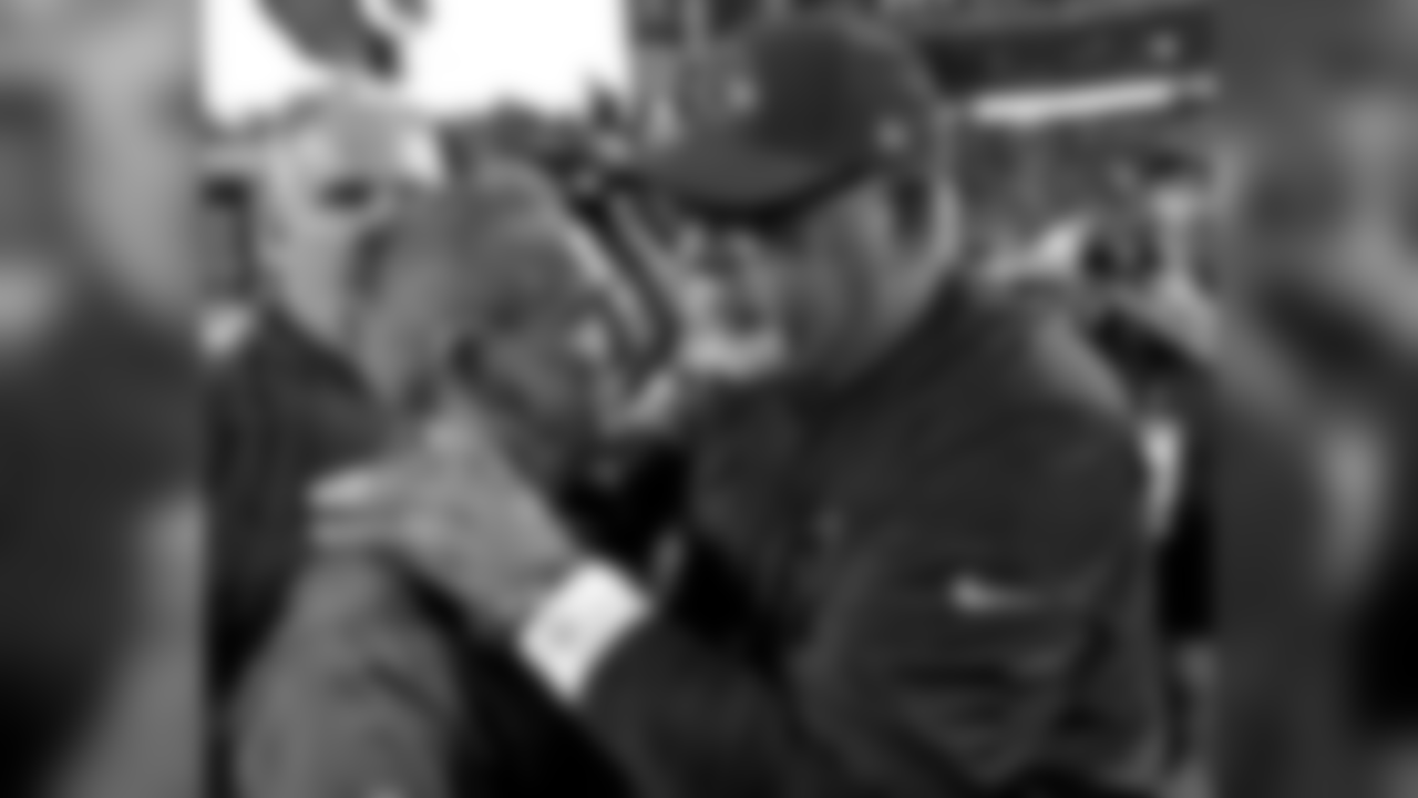 Cardinals head coach Bruce Arians (right) greets Giants interim head coach Steve Spagnuolo (left)