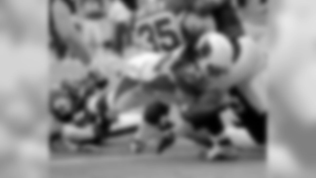 2009: RB Tim Hightower dives into the end zone