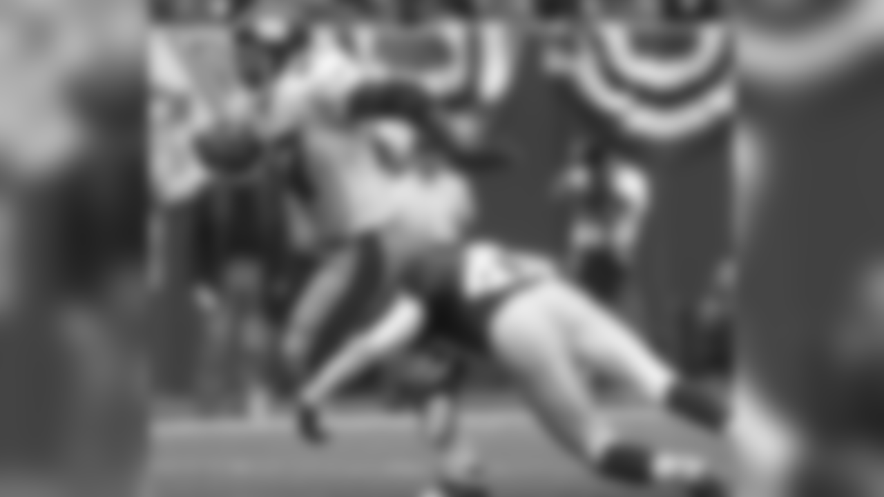 Giants RB Ron Dayne runs while Kwame Lassiter goes for the tackle in 2000