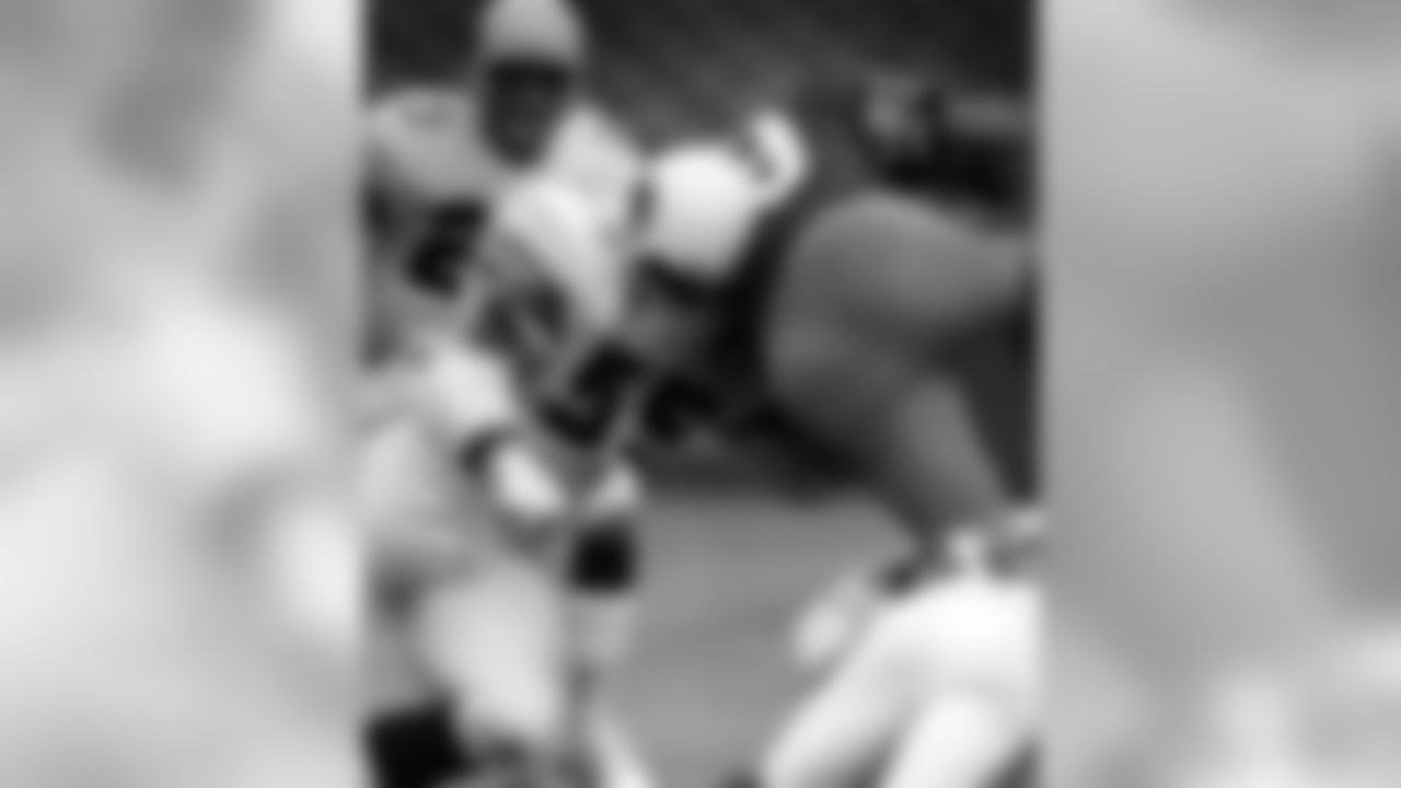 1978: Cardinals LB Scott Williams tackles 49ers QB Scott Bull