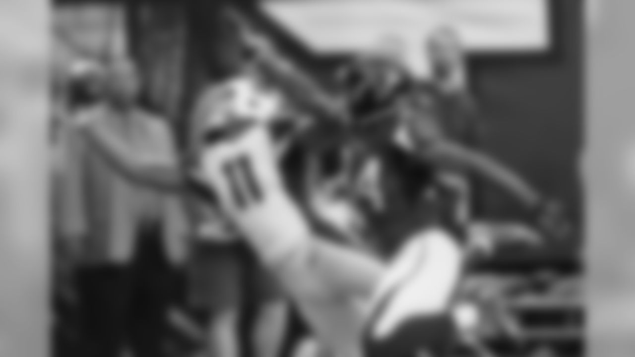 WR Larry Fitzgerald makes a stellar one-handed grab