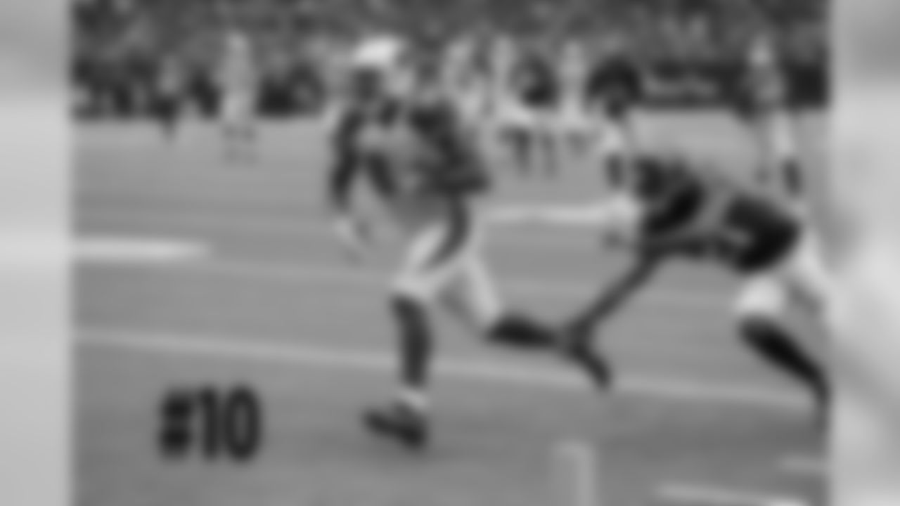 TE Ricky Seals-Jones catches a touchdown pass