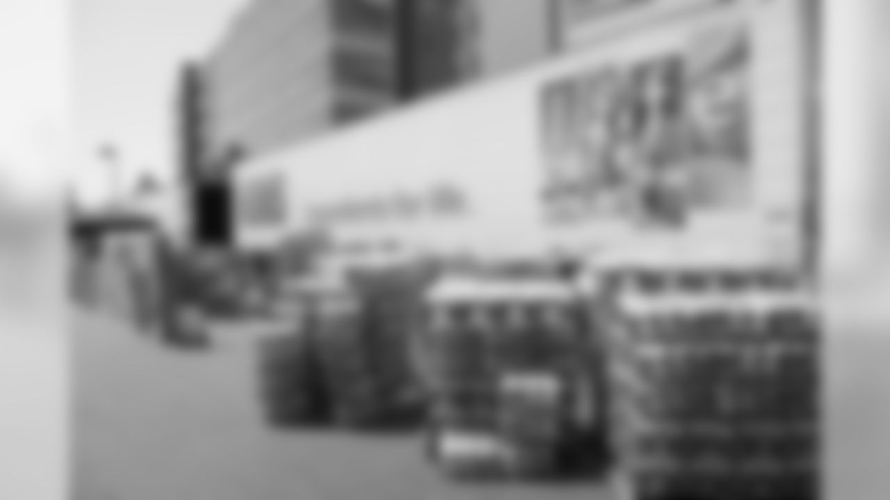 090617_food_drive_105.jpg