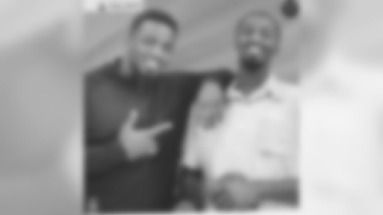 king_rell10Words can’t explain how refreshing this moment was for me today I love this guy glad we were able to kick back and laugh until we fall off the chair like old times. Stay up bro you coming home soon