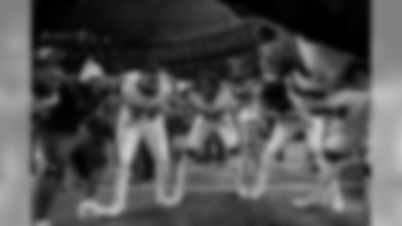 20171130_d_line_huddle_selects_jj61605.jpg