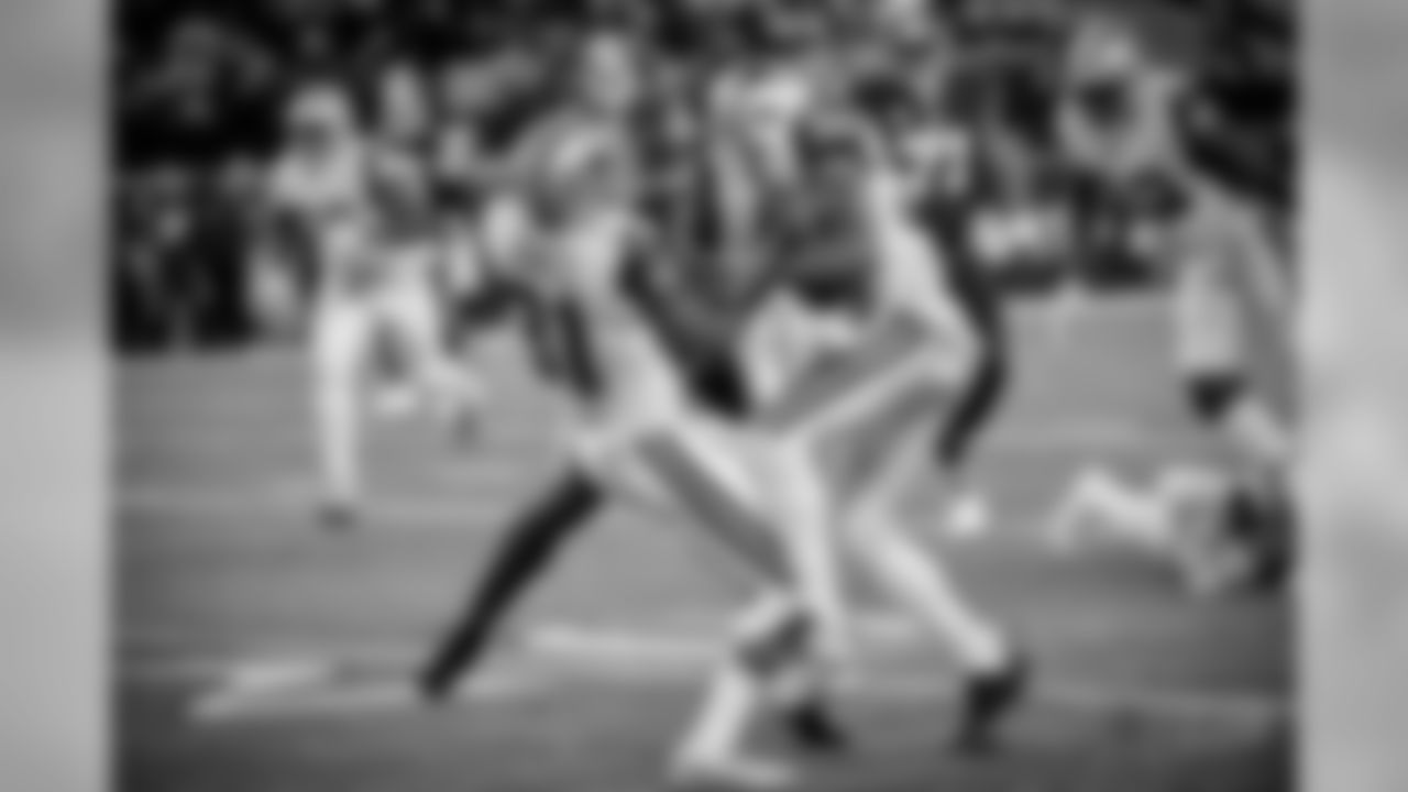 20171130_byron_jones_orlando_scandrick_selects_jj61928.jpg
