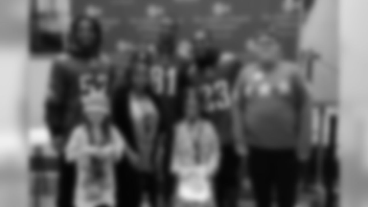 All the players had a great time visiting with the kids!