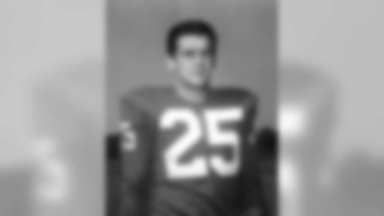 Photo shows Dick Nolan, half back for the New York Giants on Sept. 17, 1960. (AP Photo/John Rooney)