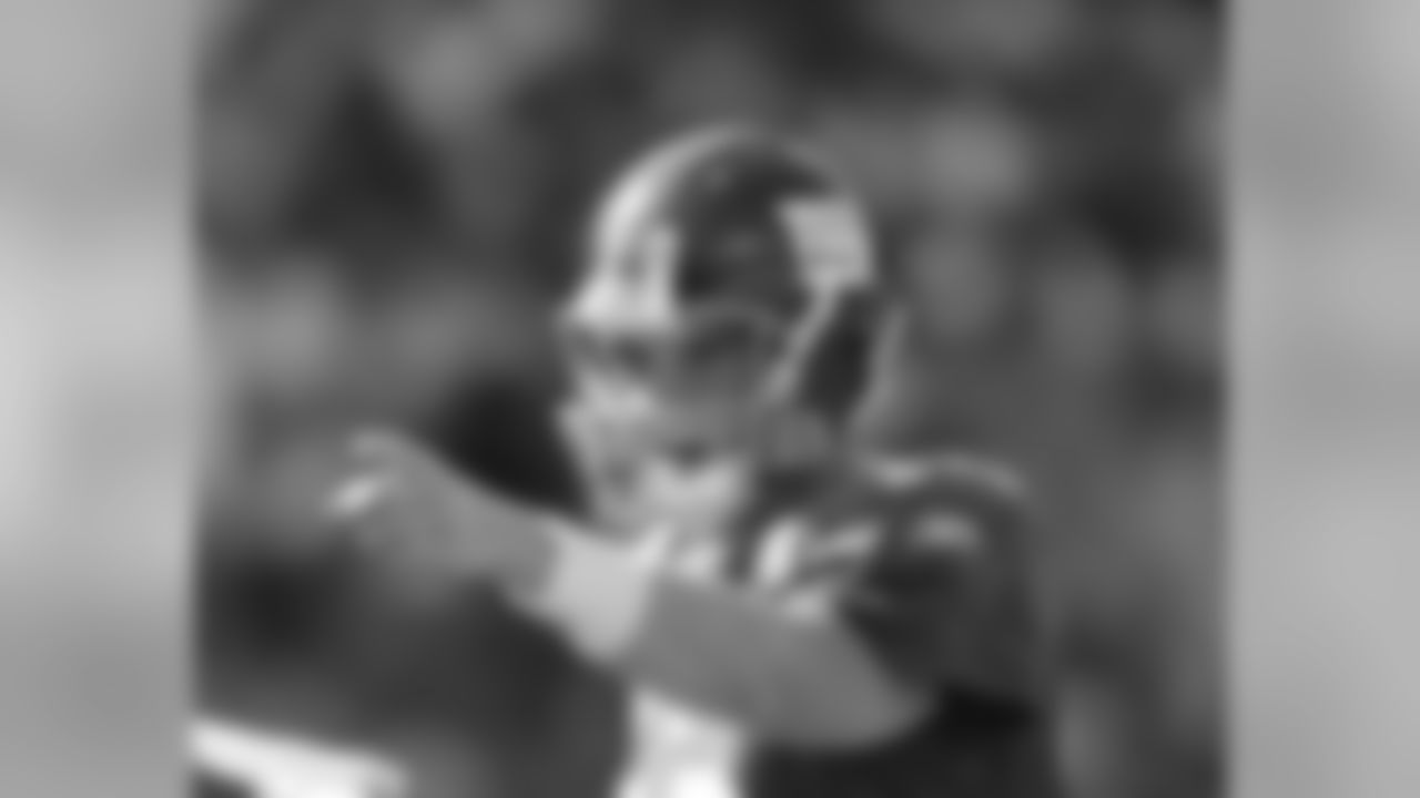 2005: Manning led the Giants to an 11-5 record and the first postseason appearance of his career. Manning is the first Giants quarterback to throw for more than 3,000 yards in eight consecutive seasons, a streak he began in 2005. Manning threw 557 passes in 2005, which remains the second-highest total of his career (2011). He also had 124 attempts that season without an interception from Sept. 11 to Oct. 16, 2005, a streak ended by Dallas’ Anthony Henry. Stats: 16 GS, 294 of 557 (52.8%), 3,762 YDS, 24 TD, 17 INT