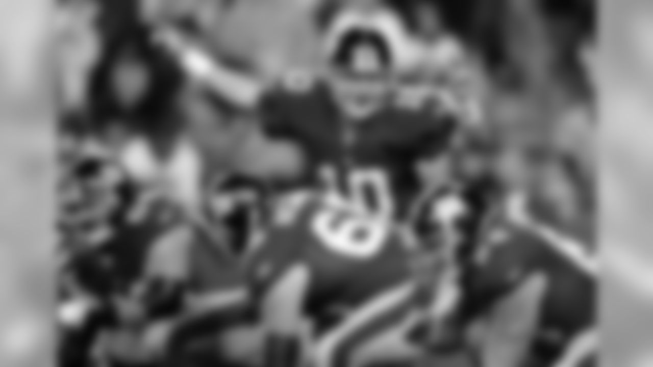 In 2006, Manning started all 16 regular-season games and the NFC Wild Card Game, but the Giants lost in the opening round of the postseason for the second straight year. Manning’s 24 touchdown passes matched his 2005 total and left him tied for fourth in the NFL with St. Louis Pro Bowler Marc Bulger. Manning was the first Giants quarterback to throw at least 20 touchdown passes in consecutive seasons since Simms did it three years in a row from 1984-86. Stats: 16 GS, 301 of 522 (57.7%), 3,244 YDS, 24 TD, 18 INT