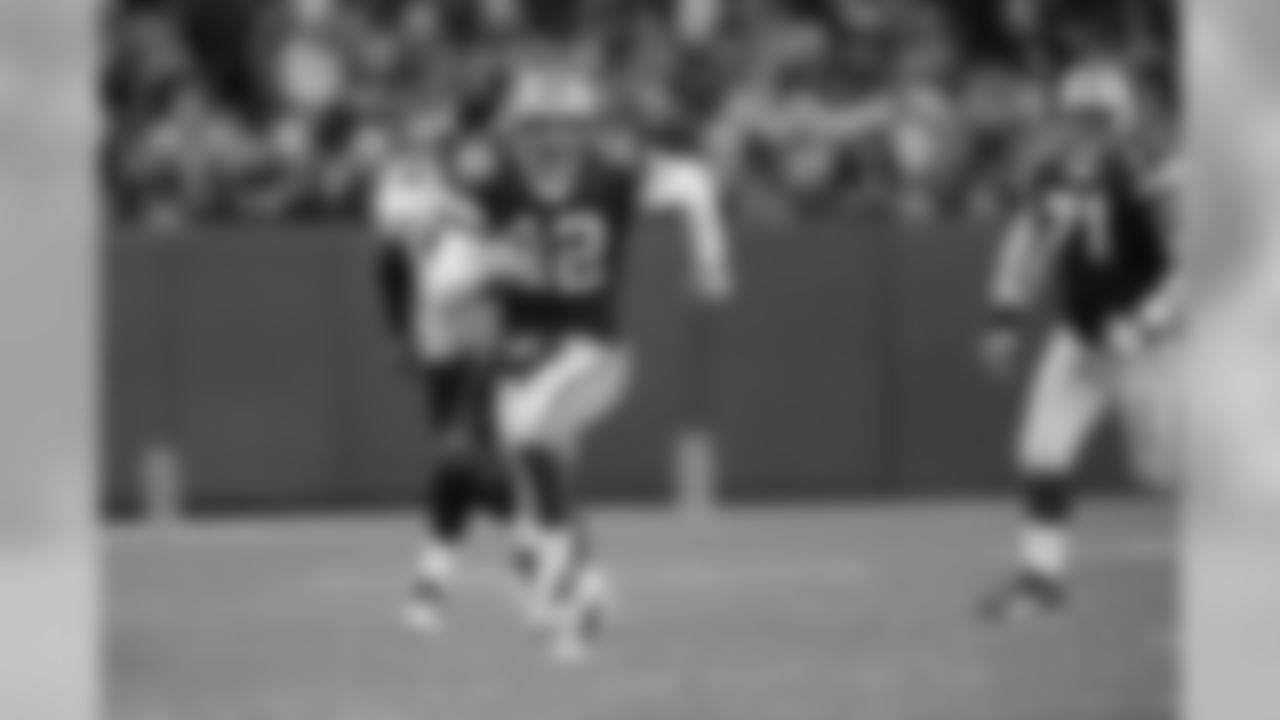 He led the league in TD passes in 2016 with 40, the first Green Bay QB to lead the NFL since Brett Favre in 2003. Set a single-season franchise record for completions with 401.