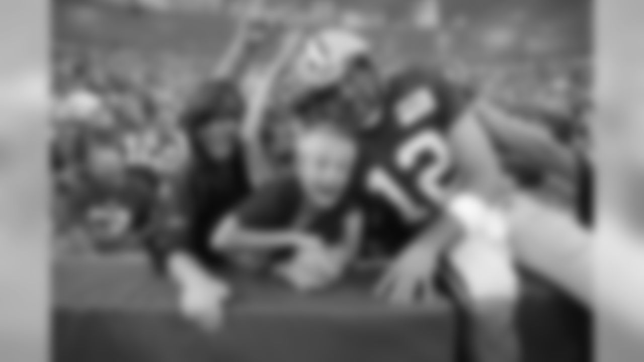 Rodgers has been named the NFC Offensive Player of the Week a franchise-record 15 times in his career (Weeks 13 and 16 of 2010; Weeks 1, 4 and 9 in 2011; Weeks 4 and 6 in 2012; Week 2 in 2013; Weeks 4, 7, 10 and 17 in 2014; Week 3 in 2015; Weeks 14 and 16 in 2016). Has earned the honor at least once in seven consecutive seasons.