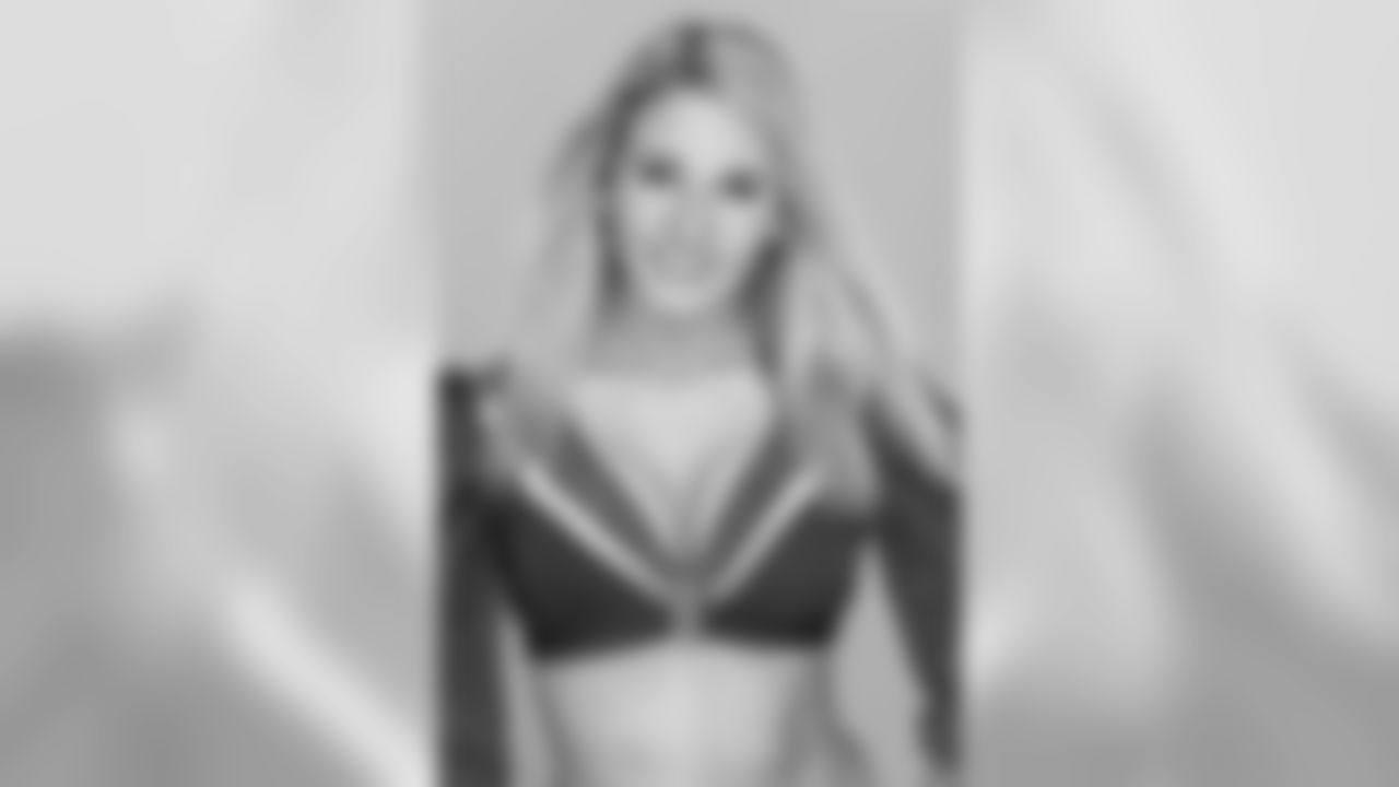 nicole-manelas-vet-watermarked.jpg