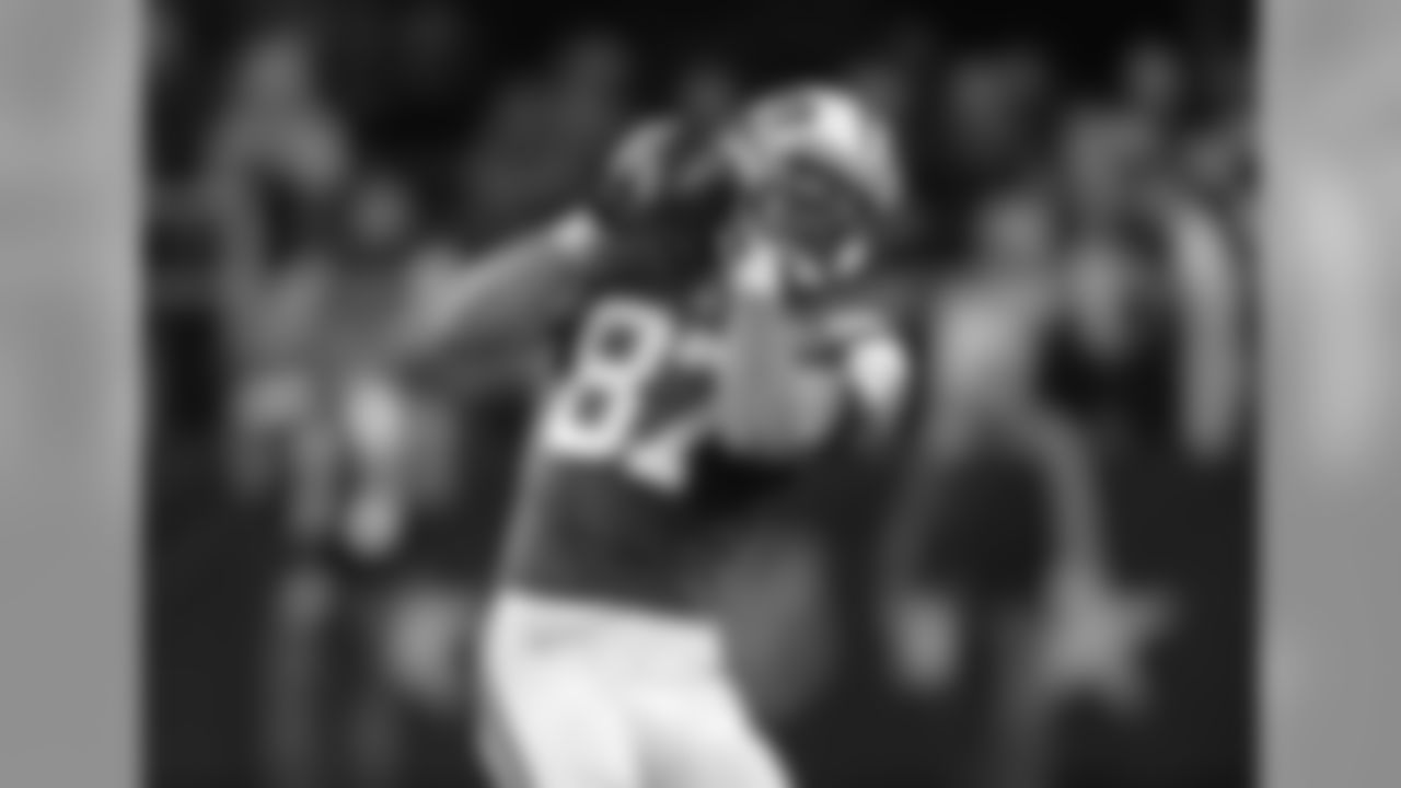 New York Jets wide receiver Eric Decker (87) reaches up to catch a pass in the second half of an NFL football game against the Dallas Cowboys on Saturday, Dec. 19, 2015, in Arlington, Texas. (AP Photo/Brandon Wade)