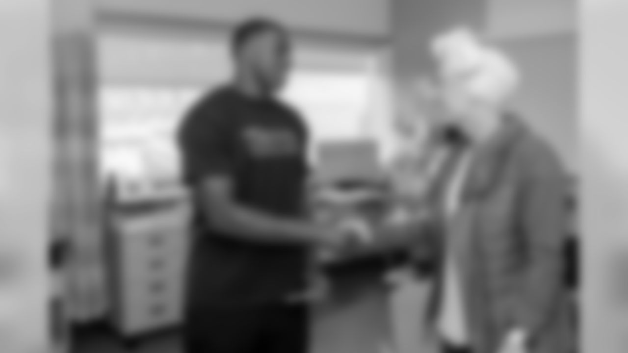 Patriots players visit Infusion Unit in Yawkey “Day of Pampering”