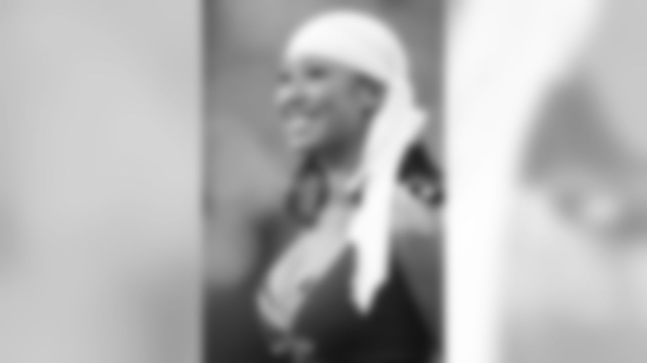 briana_lee_as_a_pirate_in_halloween_game-nfl_large_580_10003-watermarked.jpg