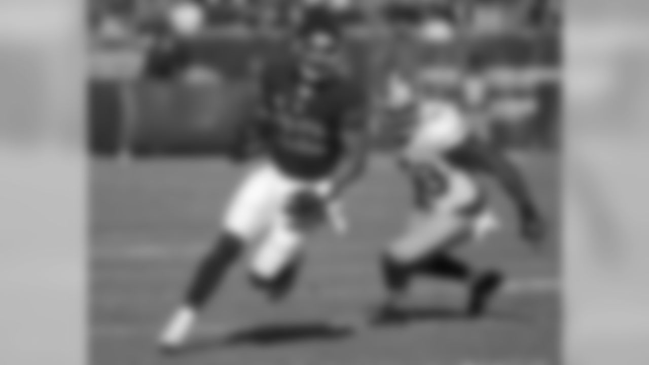 FILE - In this Dec. 6, 2015, file photo, Chicago Bears running back Matt Forte (22) rushes against the San Francisco 49ers during an NFL football game in Chicago. Forte, a two-time Pro Bowl running back announced on Instagram Friday, Feb. 12, 2016, morning that the team informed him this week it will not offer him a contract for next season. (AP Photo/Nam Y. Huh, File)