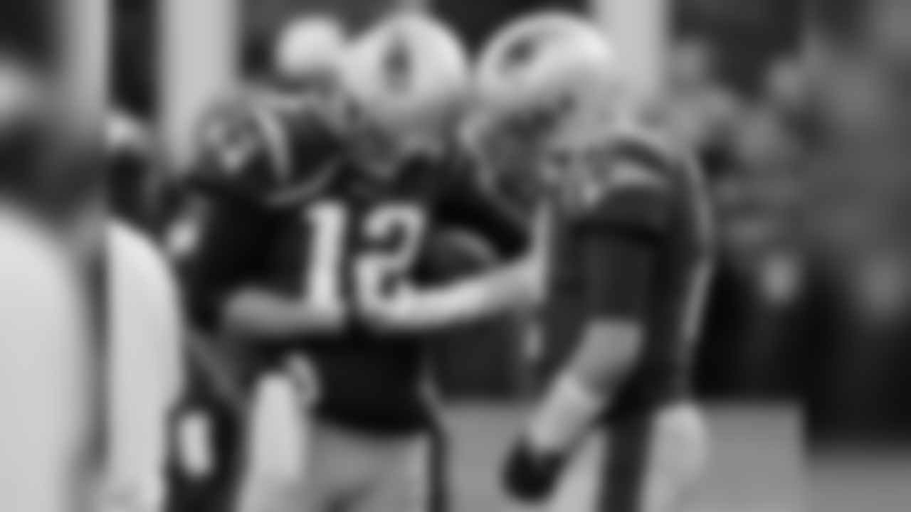New England Patriots quarterback Tom Brady, left, looks at his taped right hand beside backup quarterback Brian Hoyer before the AFC championship NFL football game against the Jacksonville Jaguars, Sunday, Jan. 21, 2018, in Foxborough, Mass. (AP Photo/Charles Krupa)