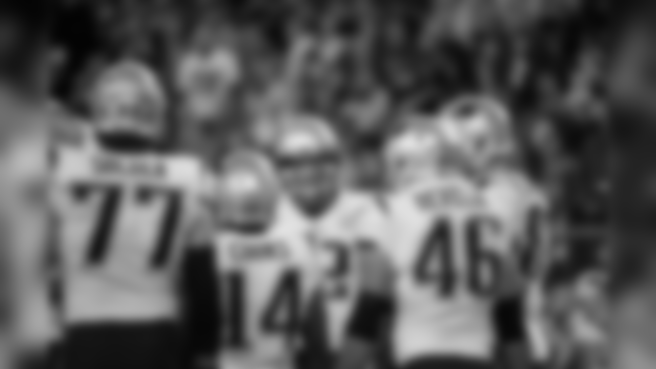 New England Patriots' Tom Brady, center, huddles with teammates during the first half of the NFL Super Bowl 52 football game against the Philadelphia Eagles Sunday, Feb. 4, 2018, in Minneapolis. (AP Photo/Matt York)