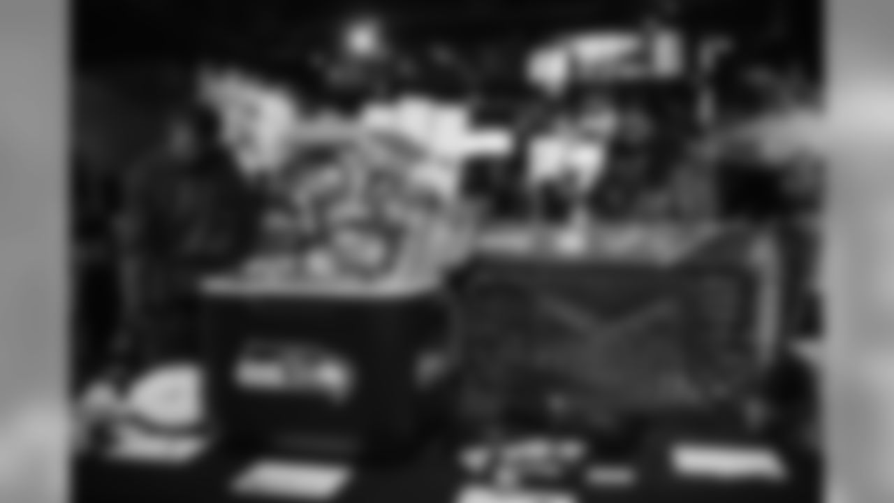 20171206_seagals_auction-12.jpg