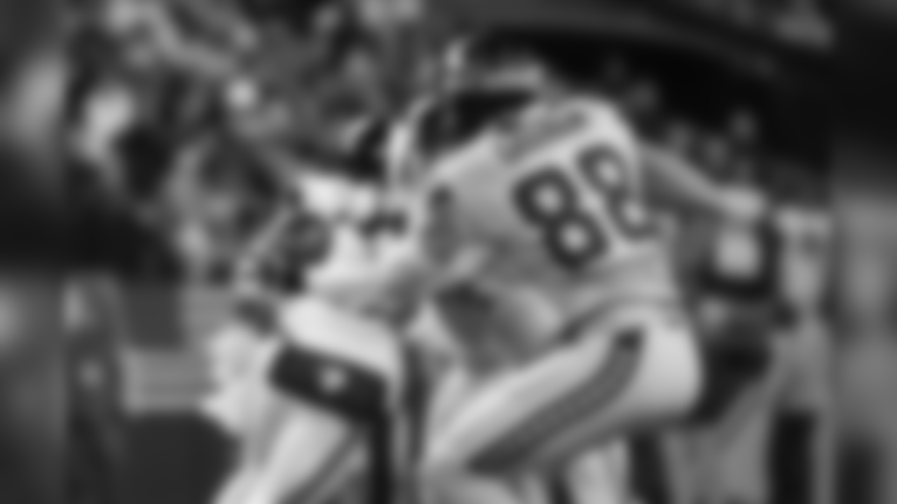Tight end Jimmy Graham makes a one-handed catch.