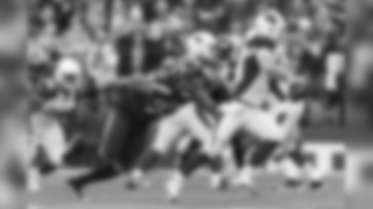Seahawks defensive lineman Michael Bennett pressures Arizona quarterback Drew Stanton.