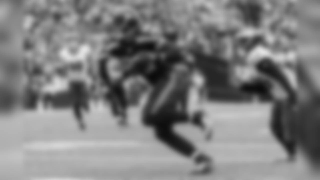 Seattle's Jimmy Graham looks for the end zone after catching a pass from scrambling quarterback Russell Wilson in the second quarter.