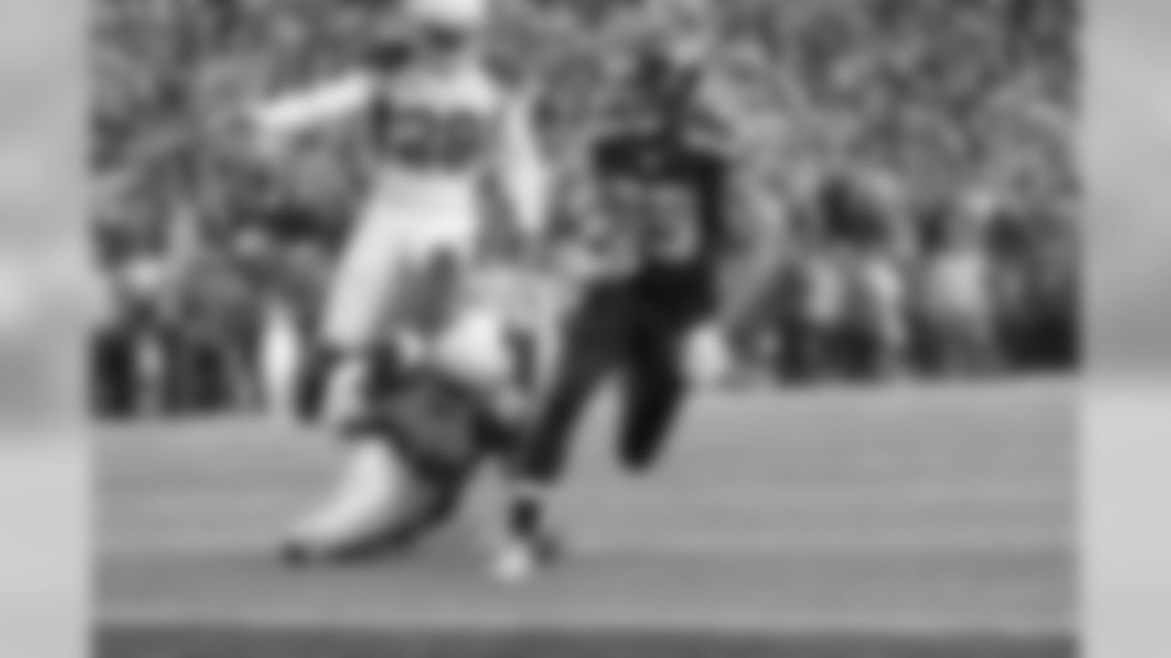 Seattle's Doug Baldwin scores in the fourth quarter on a 42-yard reception from Russell Wilson to cut Arizona's lead to three at 21-18.
