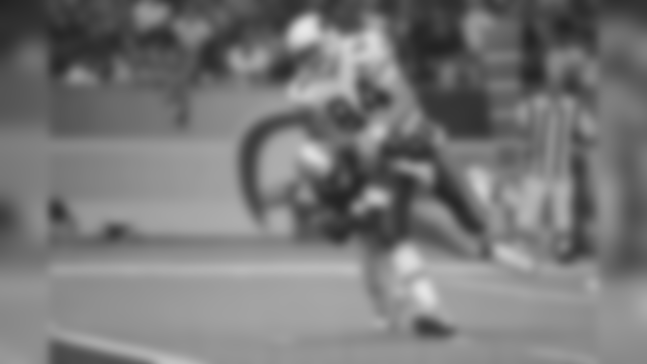 Arizona Cardinals Chris Gedney (84) takes in a pass while in the grasp of Seattle Seahawks Fred Thomas (22) and goes for a touchdown in the fourth quarter, Sept. 13, 1998 in Seattle. The play went 23 yards but wasnt enough as Seattle won the game 33-14. (AP Photo/Jay Drowns)