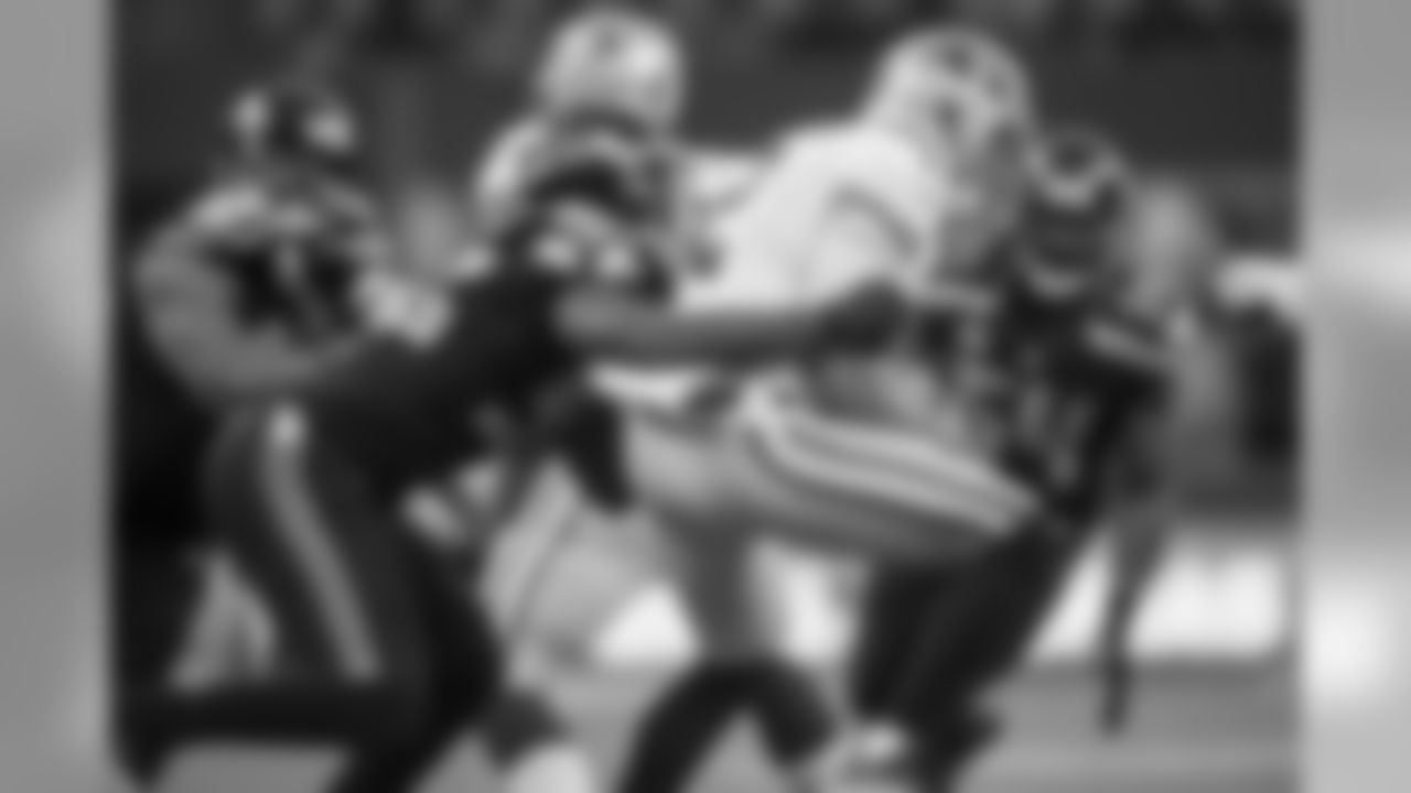 Seahawks defensive lineman Cliff Avril records his second sack of the game with a 10-yard sack of Blaine Gabbert which forced the 49ers to punt.