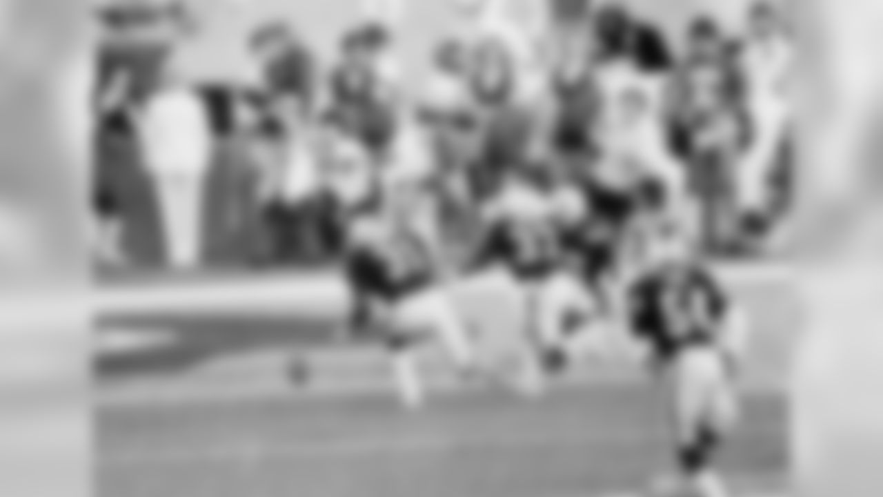 Los Angeles Raiders' Derrick Jensen (31), Lester Hayes (37) and Kenny Hill (48) chase a blocked punt into the end zone where they recovered it for a touchdown during first quarter action in super Bowl XVIII against the Washington Redskins, Sunday, Jan. 22, 1984 in Tampa Stadium. Jensen blocked Redskins? Jeff Hayes punt leading to the touchdown. (AP Photo)