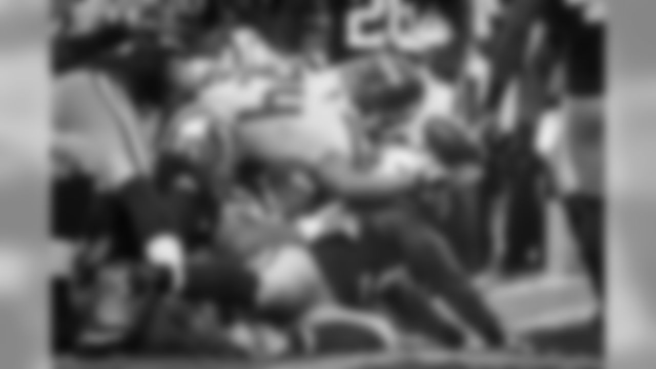 Marshawn Lynch stretches the ball over the goal line for a touchdown as the Seahawks defeated the 49ers in Santa Clara on Thursday Night Football in Week 7.