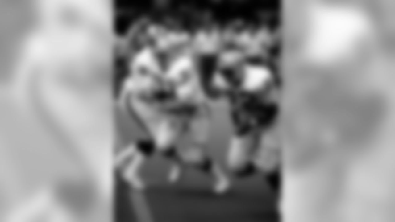 Oakland Raiders running back Derrick Jensen (31) rushes a play after receiving a handoff from quarterback Jim Plunkett (16) during Super Bowl XV Jan. 25, 1981, in New Orleans. The Oakland Raiders defeated the Philadelphia Eagles 27-10. (Tony Tomsic via AP)