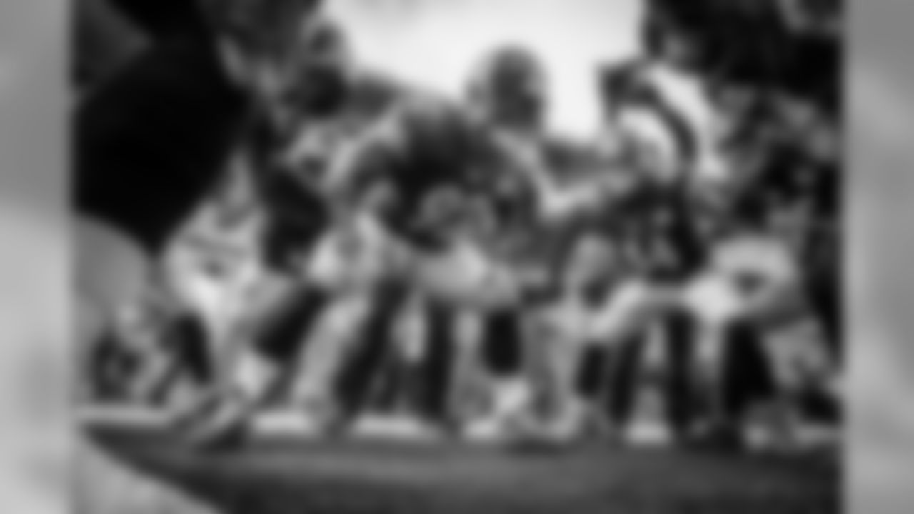 Linebacker huddle