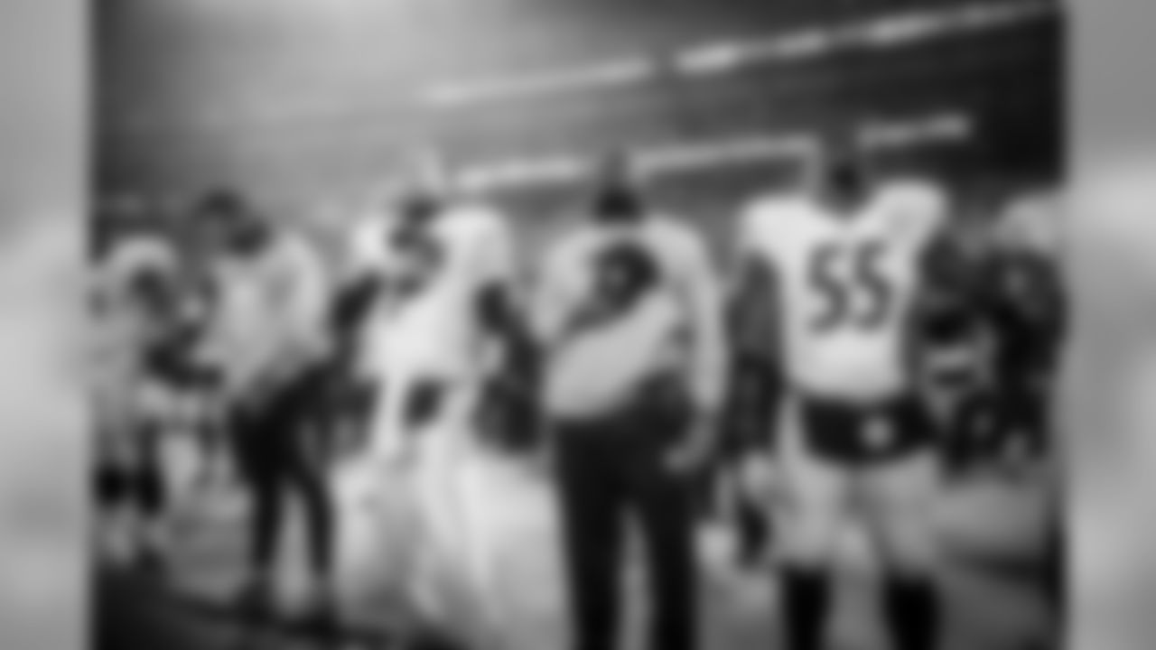 Ben Roethlisberger, head coach Mike Tomlin, and Arthur Moats
