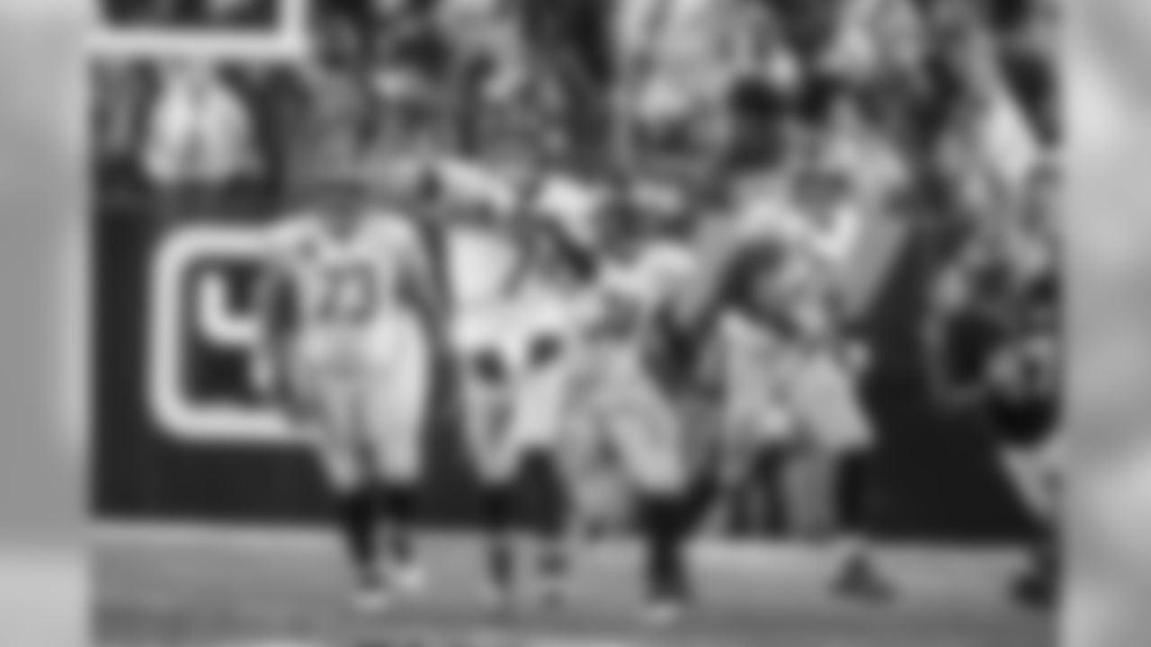 Ramon Foster, Ben Roethlisberger, Chris Hubbard, and Alejandro Villanueva