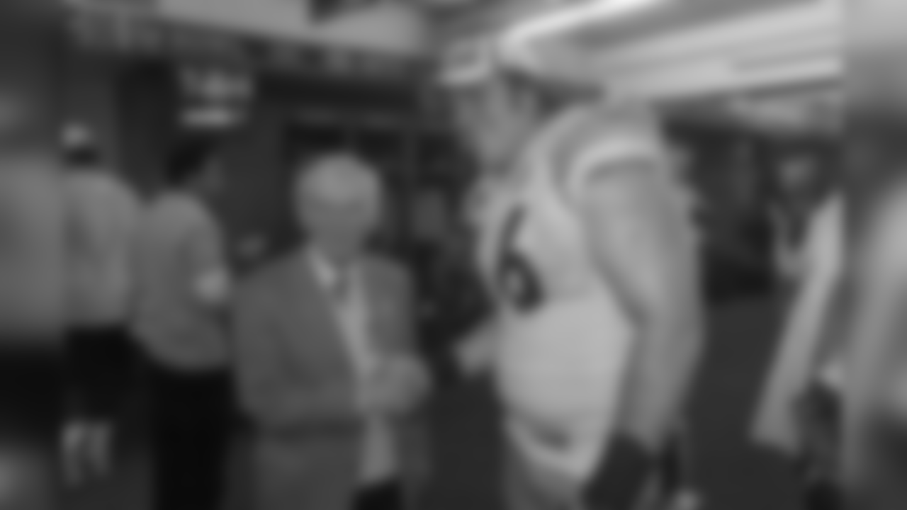 Dan Rooney shakes hands with Alan Faneca in the locker room after winning Super Bowl XL.