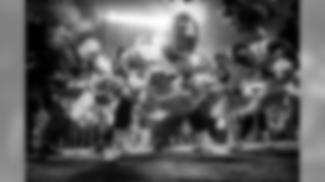 Linebacker huddle
