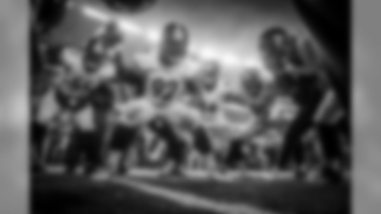 Linebacker huddle