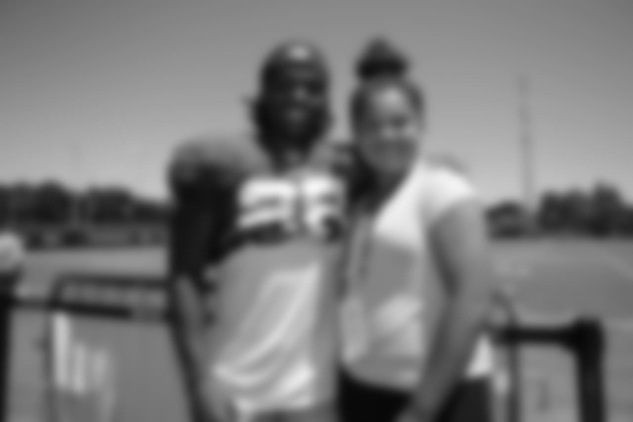 RB Jerick McKinnon
Day 9: Help A Mother Out, House of Grace, Heritage House, Next Door Solutions, WANDA and Oakland Elizabeth House Hosted by Offensive Line