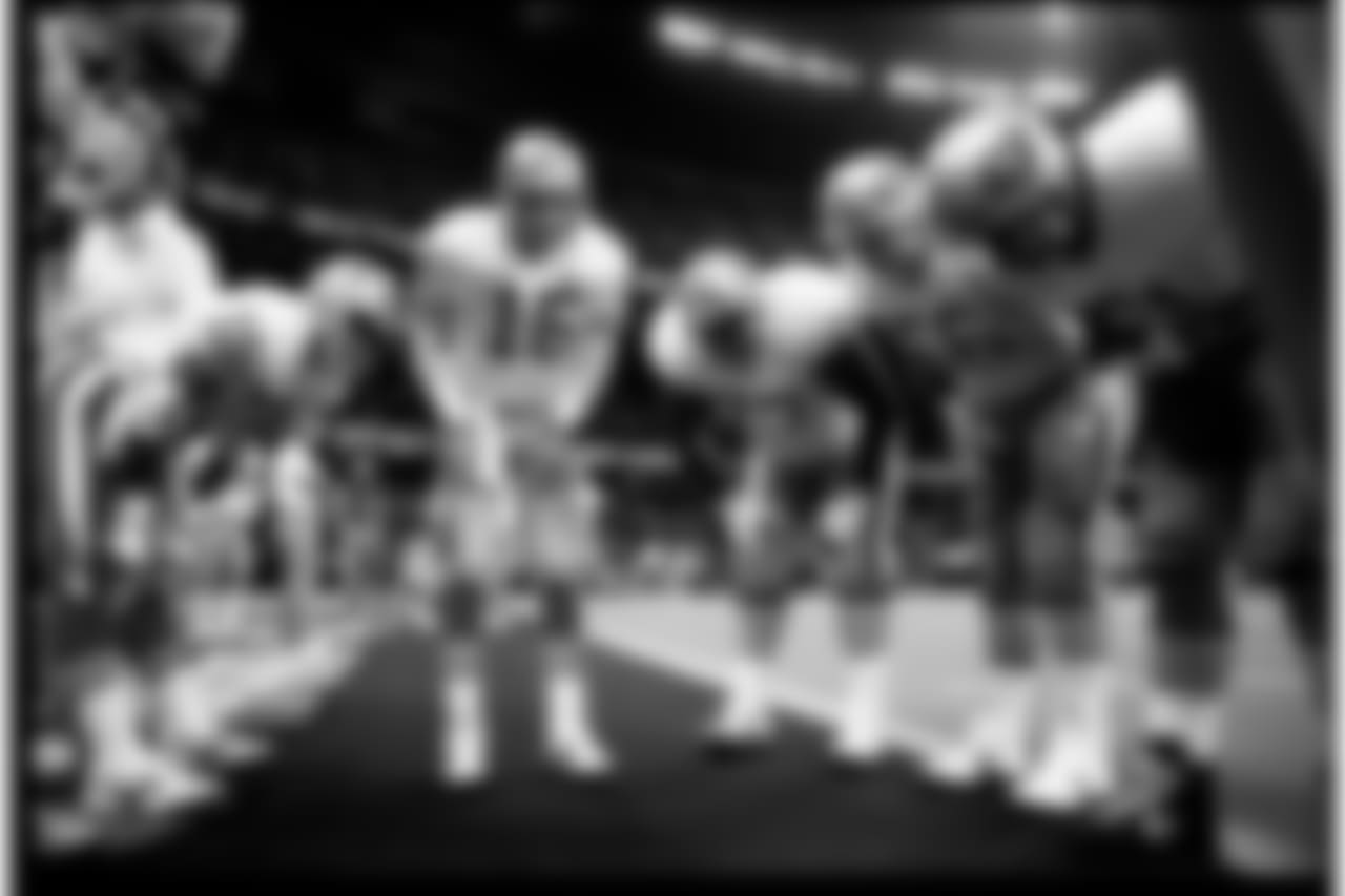 QB Joe Montana Huddles Up With the Offense