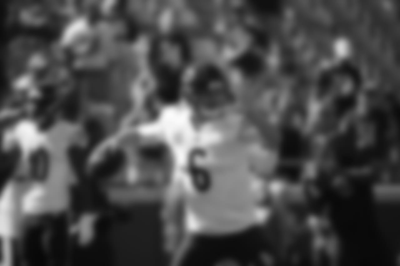 Chicago Bears quarterback Jay Cutler throws during warm-ups.