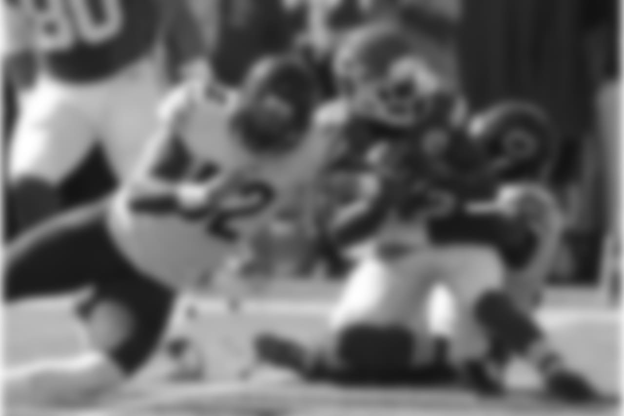 Kansas City Chiefs running back De'Anthony Thomas is tackled by Chicago Bears linebacker Lamin Barrow